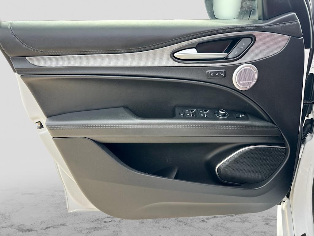 Thumbnail: 2023 Alfa Romeo Stelvio - 36