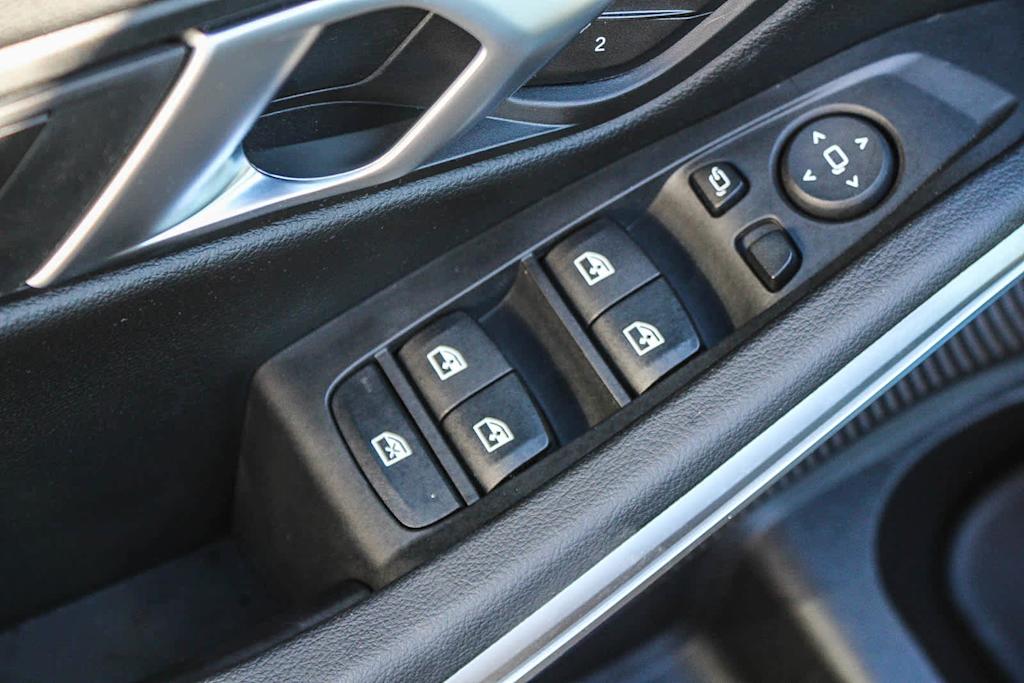 Thumbnail: 2025 BMW 3 Series - 24