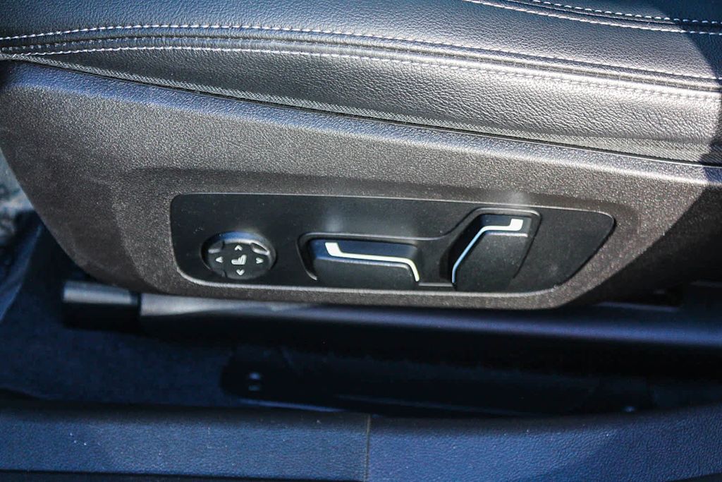 Thumbnail: 2025 BMW 3 Series - 25