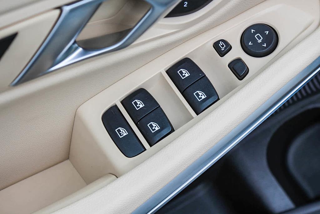 Thumbnail: 2025 BMW 3 Series - 25