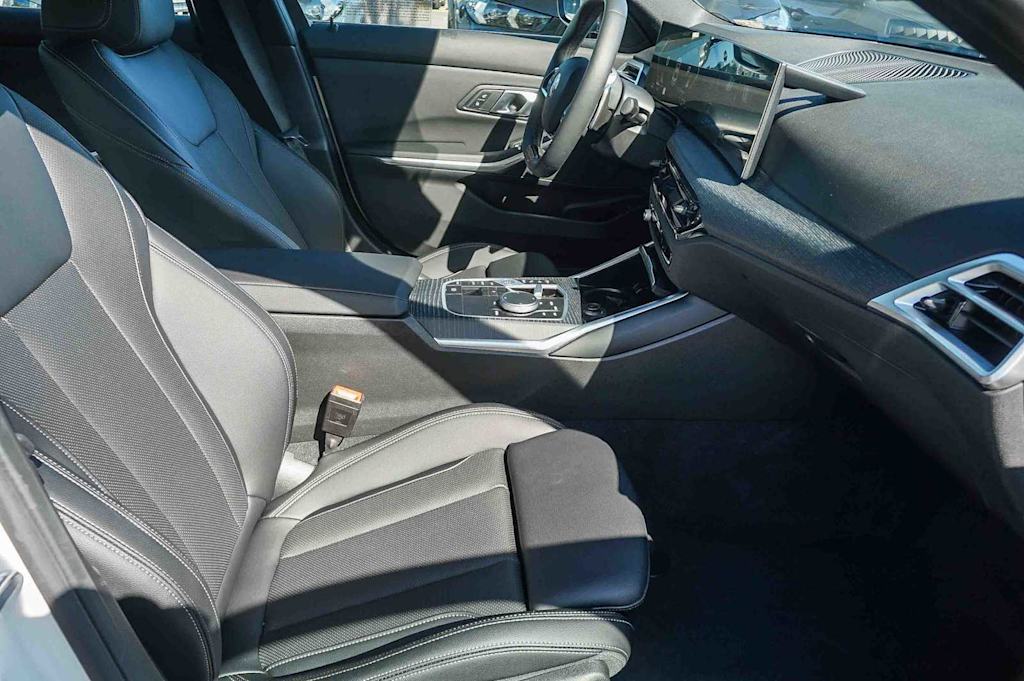 Thumbnail: 2026 BMW 3 Series - 10