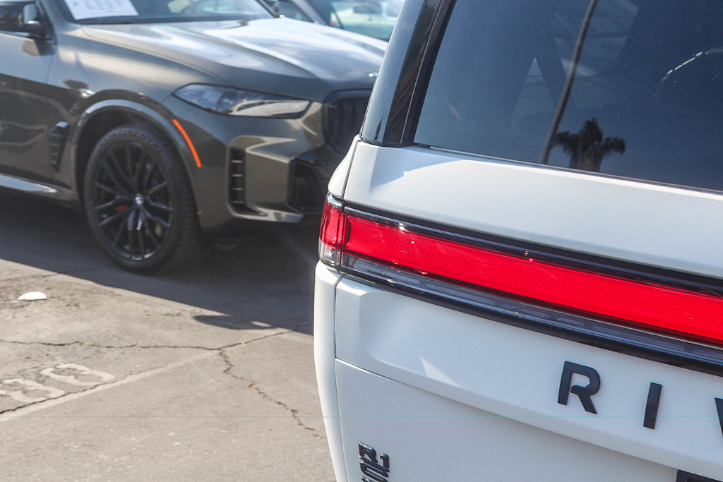 Thumbnail: 2025 Rivian R1S - 19