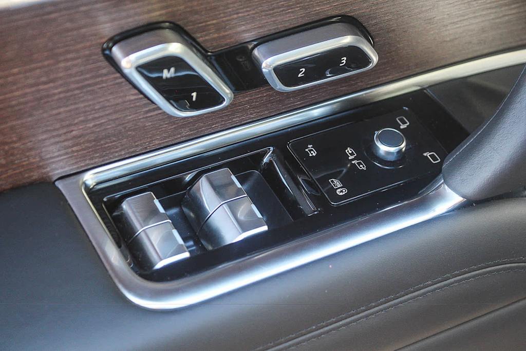Thumbnail: 2025 Land Rover Range Rover - 25