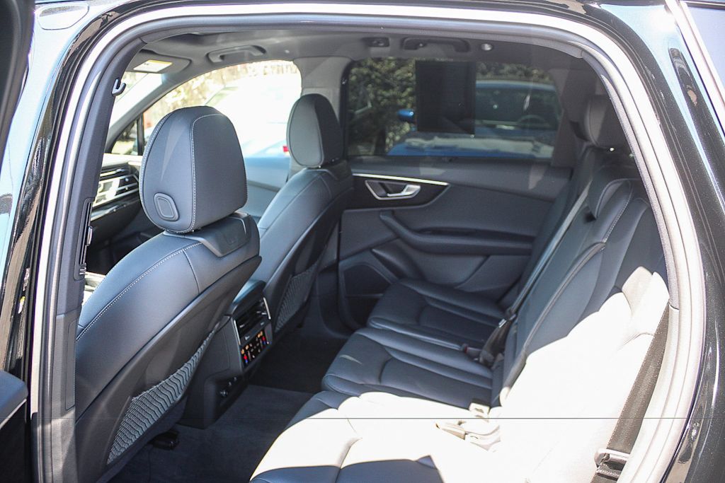 Thumbnail: 2026 Audi Q7 - 10