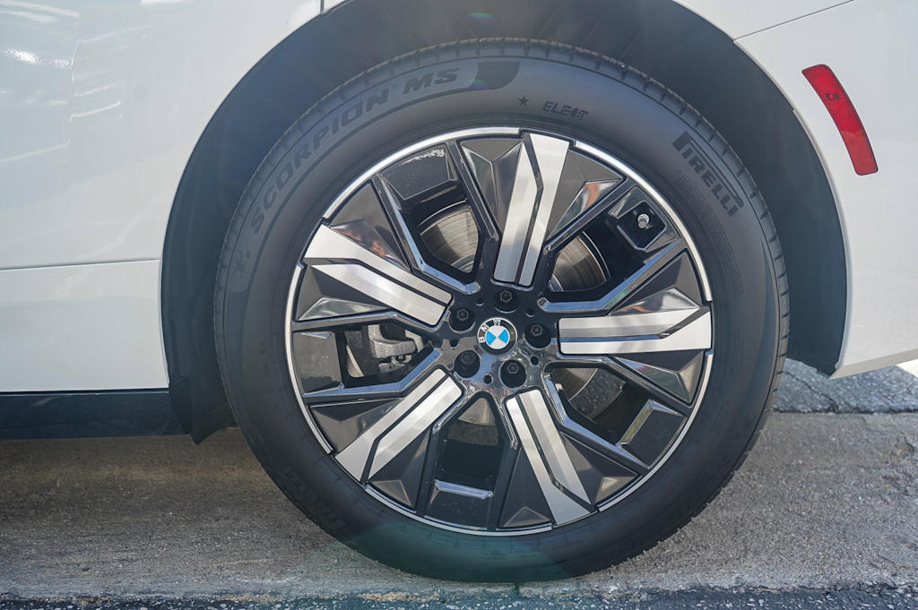Thumbnail: 2026 BMW iX - 7