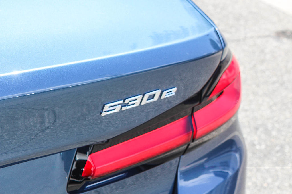 Thumbnail: 2023 BMW 5 Series - 28