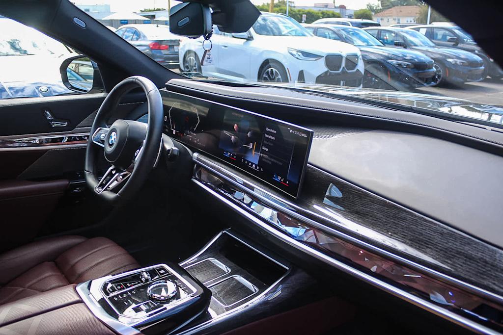 Thumbnail: 2026 BMW 7 Series - 12