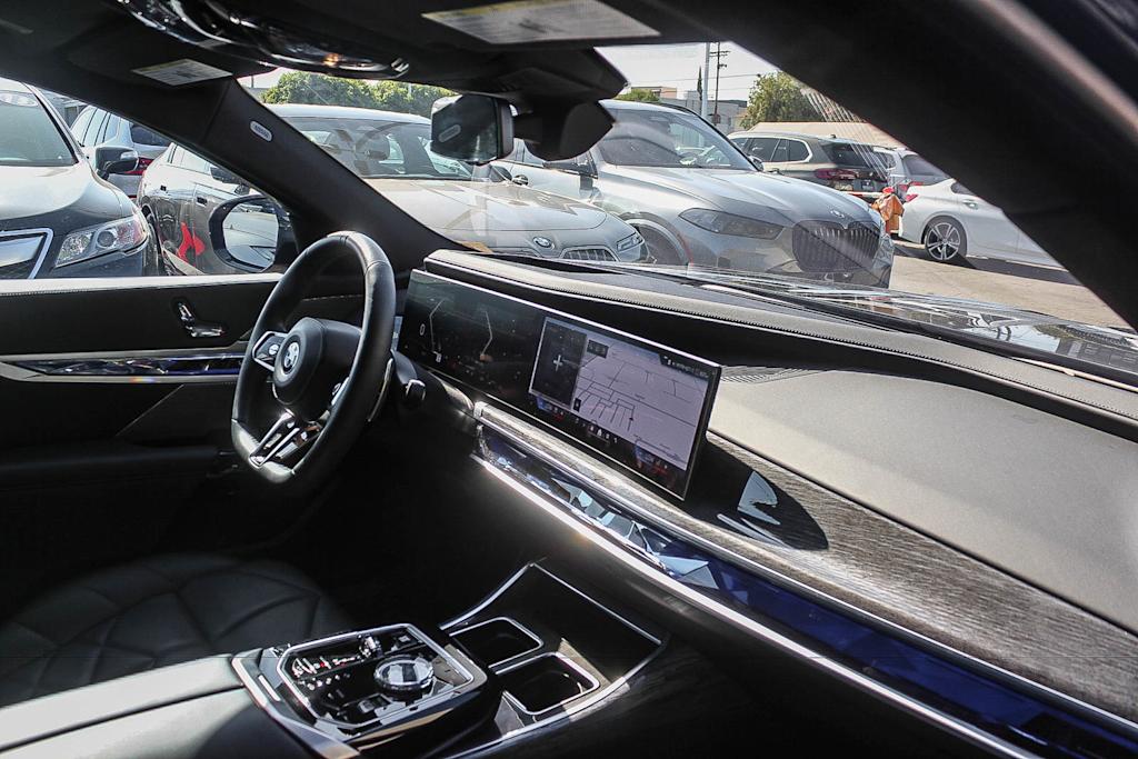 Thumbnail: 2023 BMW 7 Series - 12
