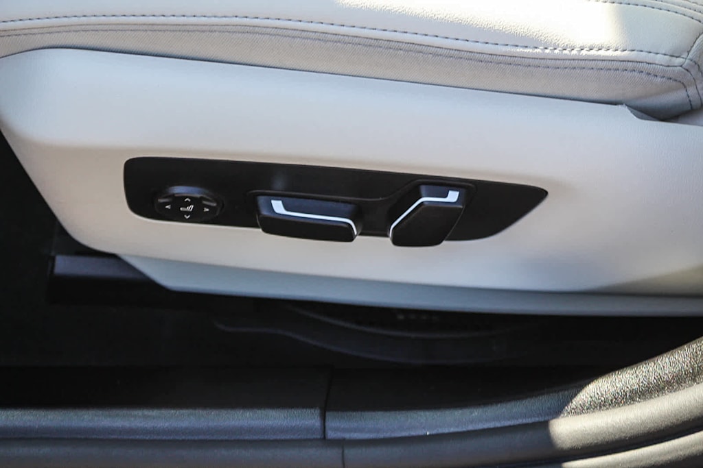 Thumbnail: 2025 BMW 5 Series - 23