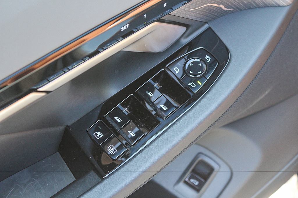 Thumbnail: 2026 BMW 5 Series - 23