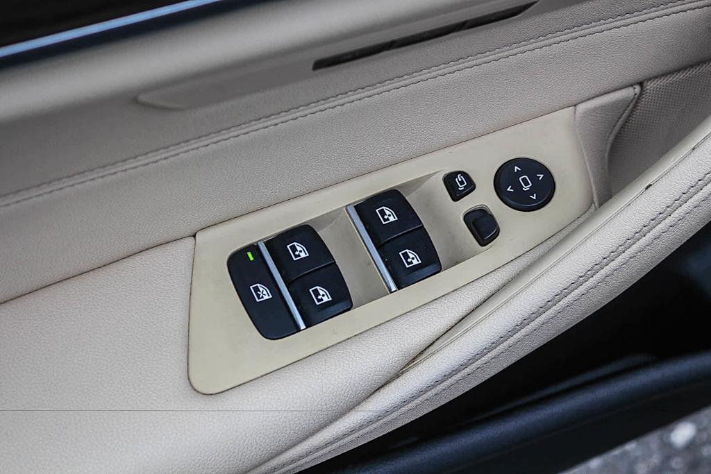 Thumbnail: 2021 BMW 5 Series - 23