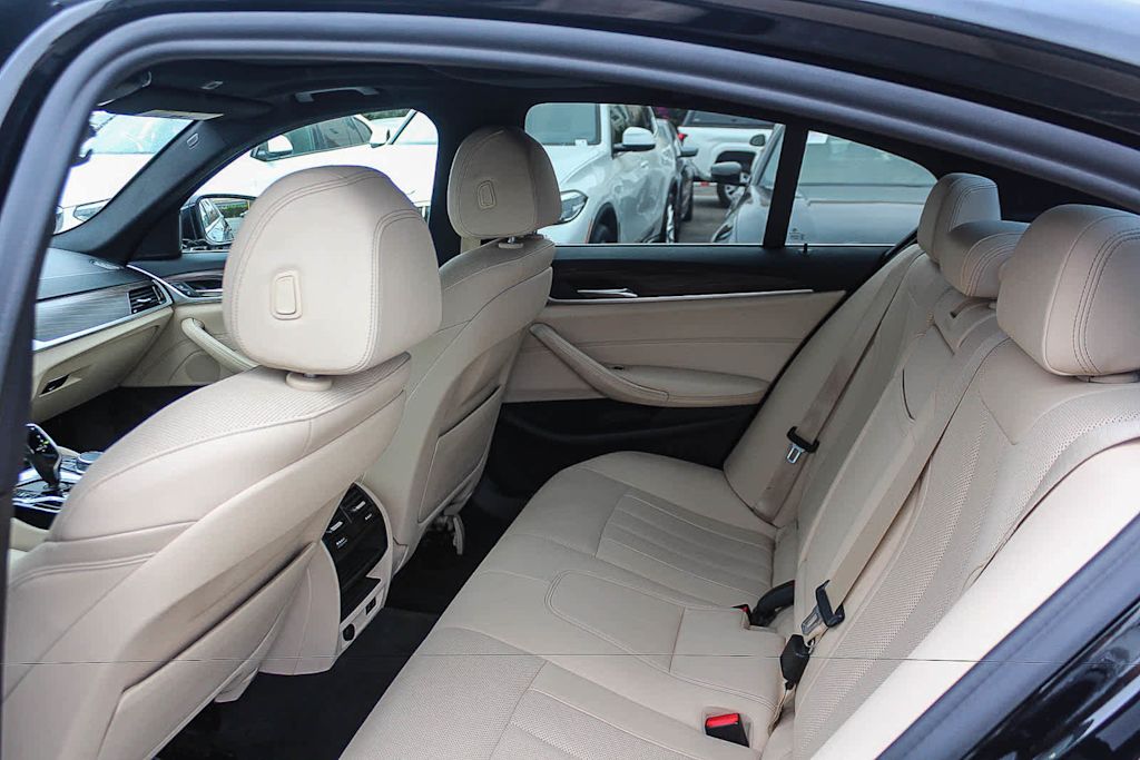 Thumbnail: 2021 BMW 5 Series - 10