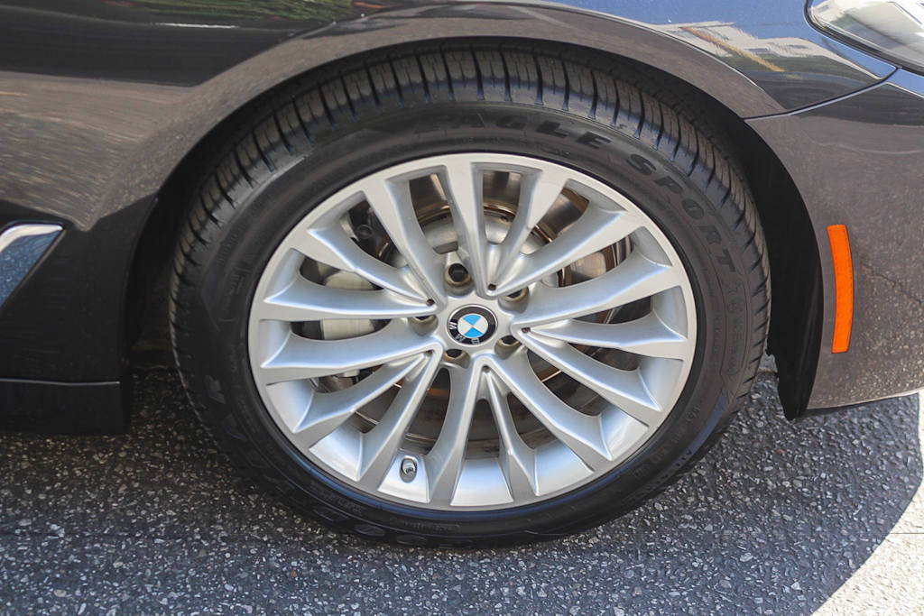 Thumbnail: 2023 BMW 5 Series - 21
