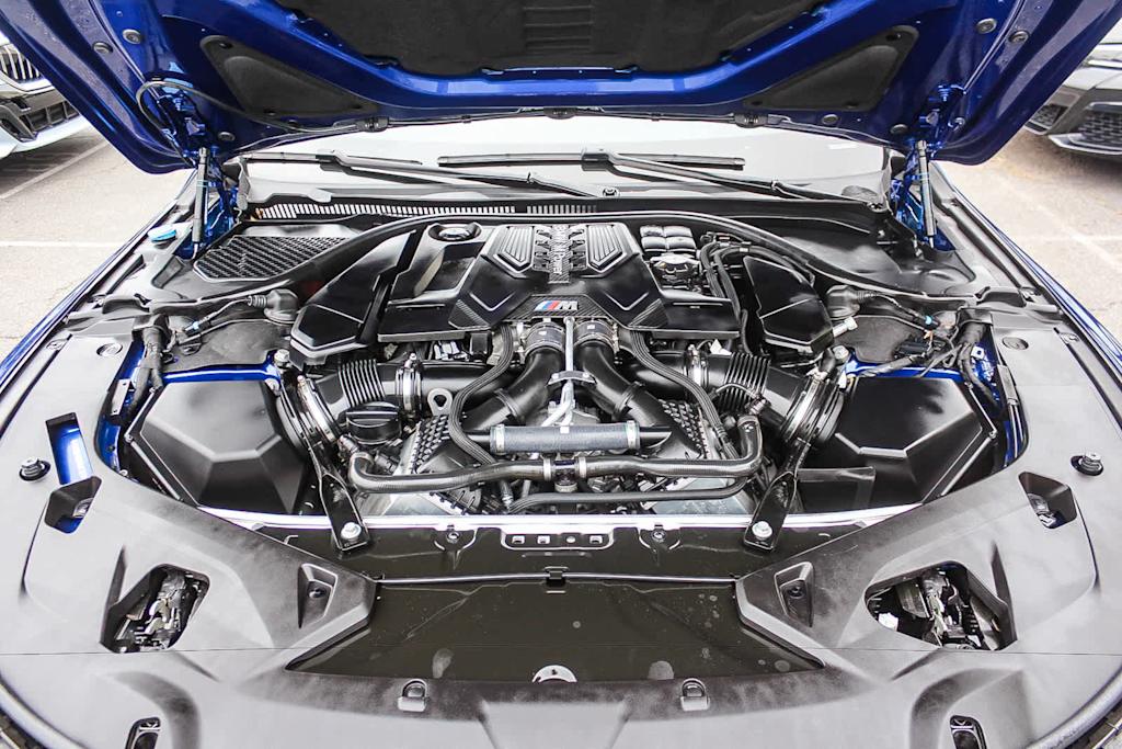 Thumbnail: 2025 BMW M8 - 8
