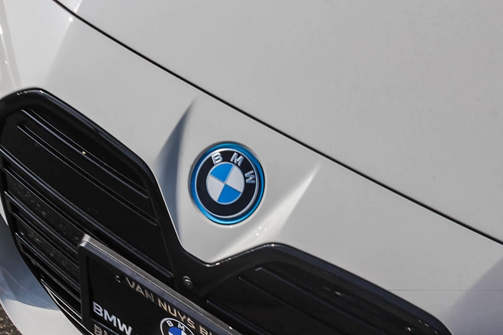 Thumbnail: 2025 BMW i4 - 21