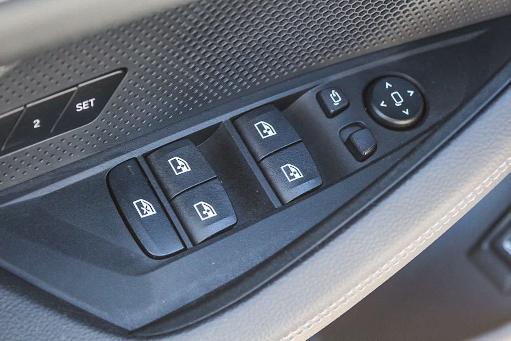 Thumbnail: 2023 BMW i4 - 24