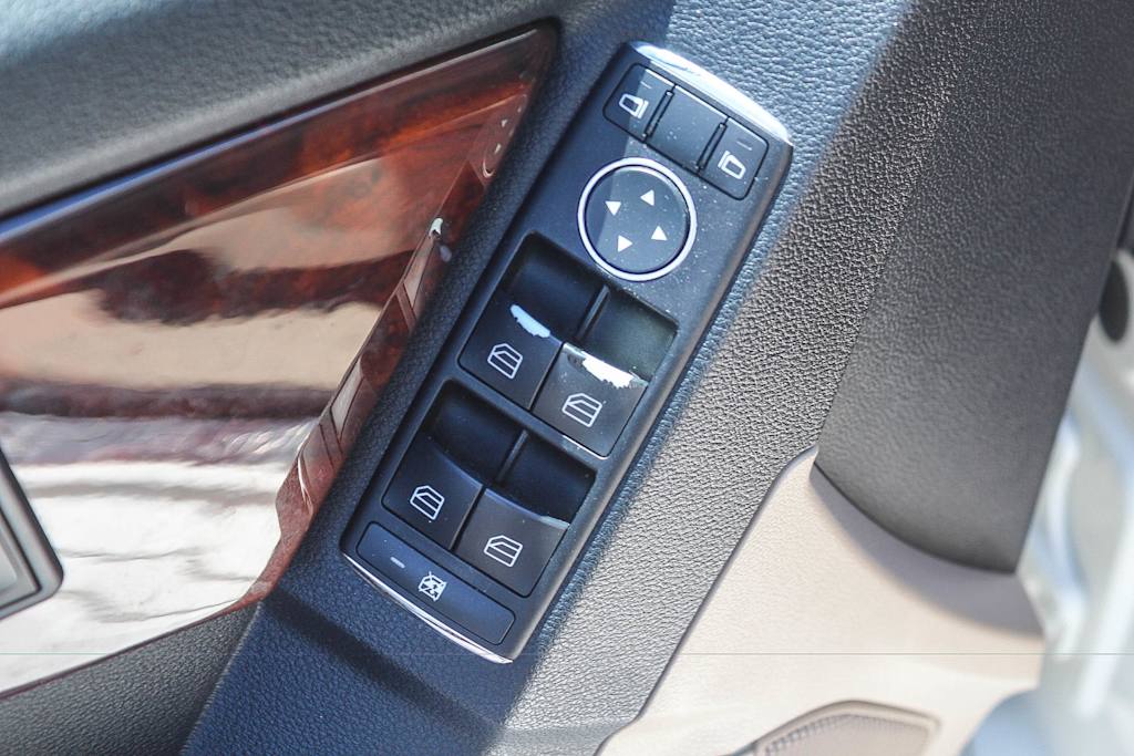Thumbnail: 2010 Mercedes-Benz GLK - 23