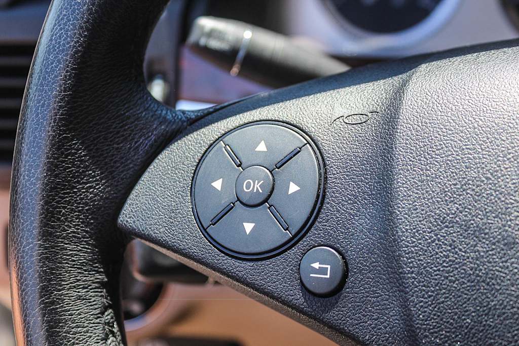 Thumbnail: 2010 Mercedes-Benz GLK - 25