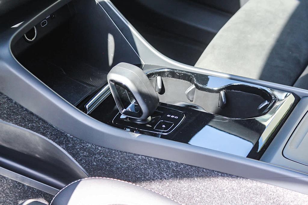 Thumbnail: 2023 Volvo C40 - 13