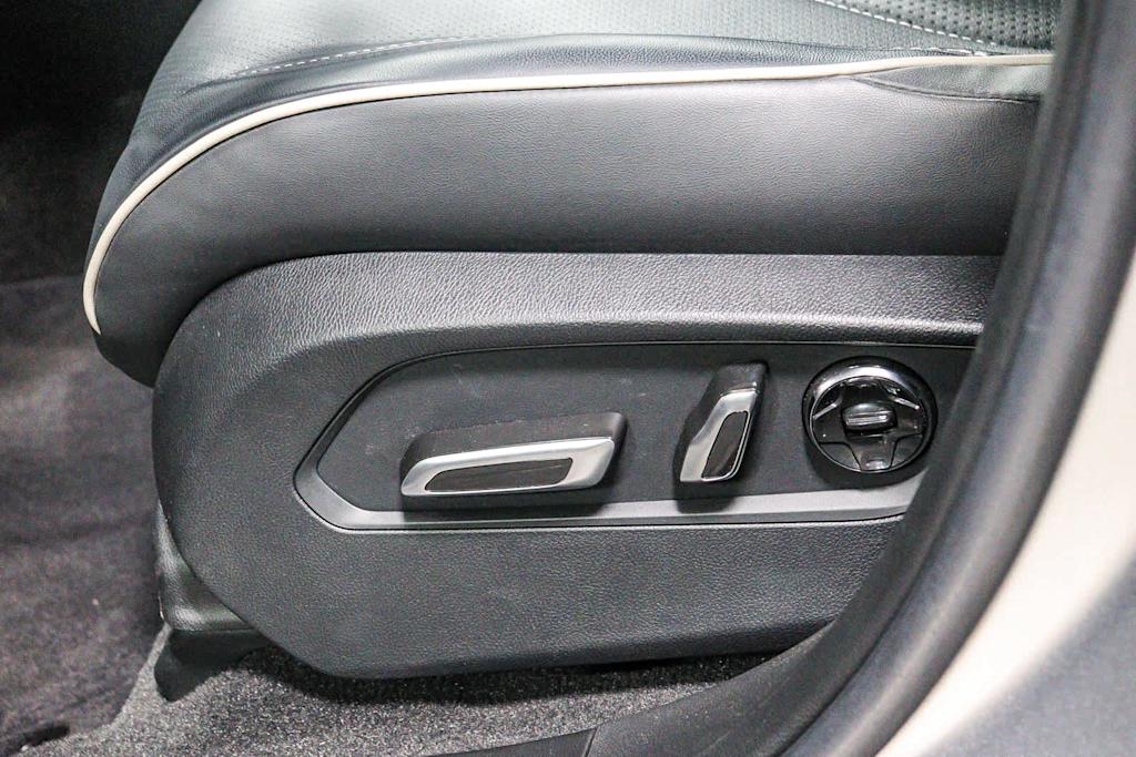 Thumbnail: 2025 Acura RDX - 25