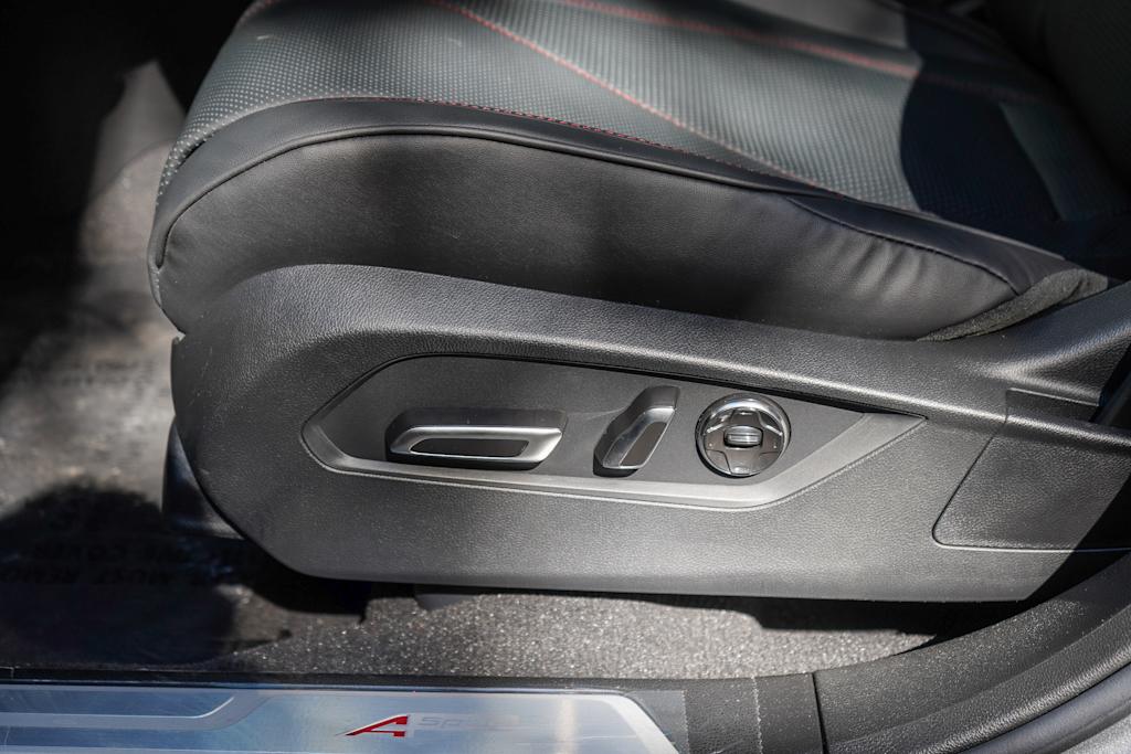 Thumbnail: 2025 Acura RDX - 25