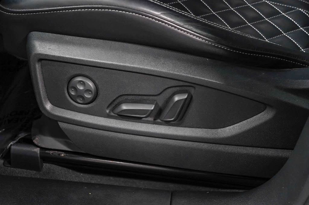 Thumbnail: 2019 Audi SQ5 - 28