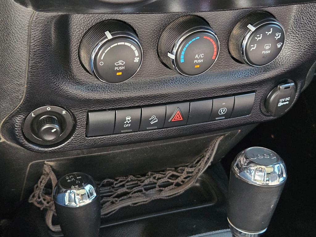Thumbnail: 2013 Jeep Wrangler - 29