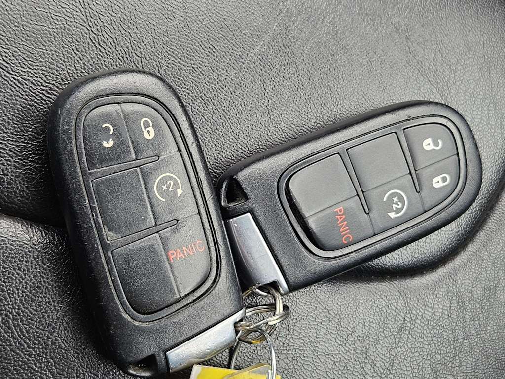 Thumbnail: 2019 Jeep Cherokee - 18