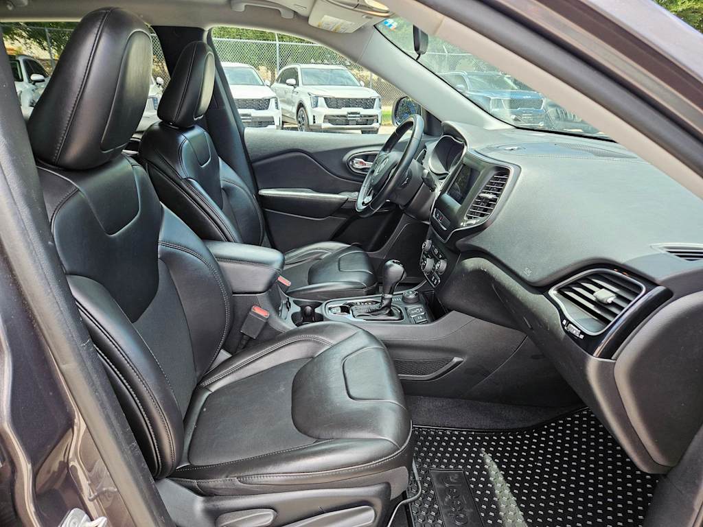 Thumbnail: 2019 Jeep Cherokee - 11