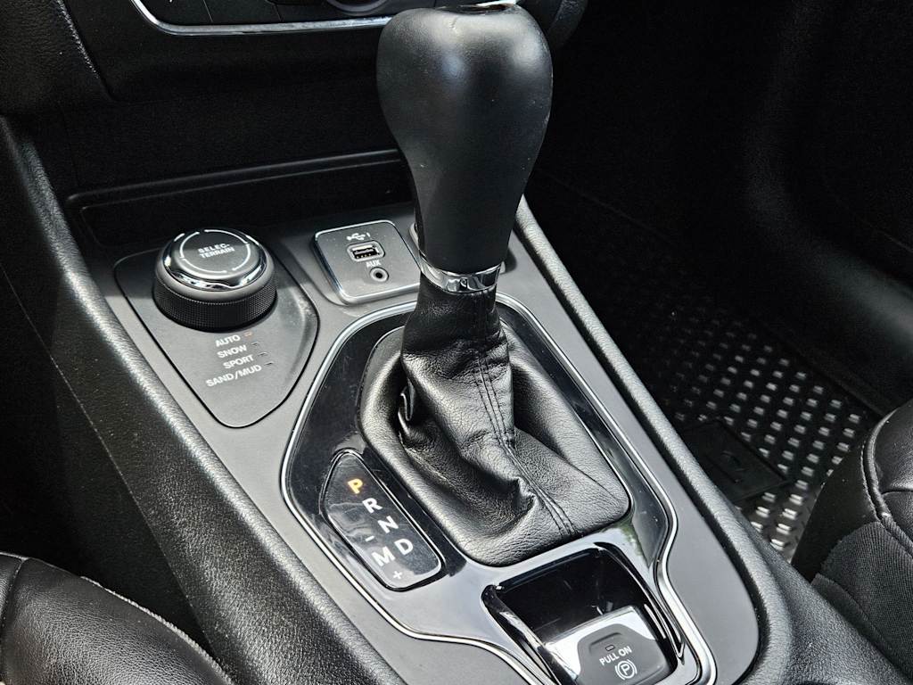 Thumbnail: 2019 Jeep Cherokee - 15