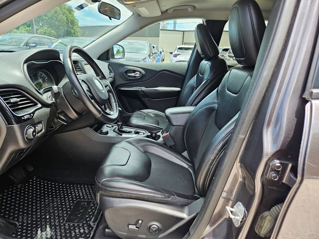 Thumbnail: 2019 Jeep Cherokee - 10