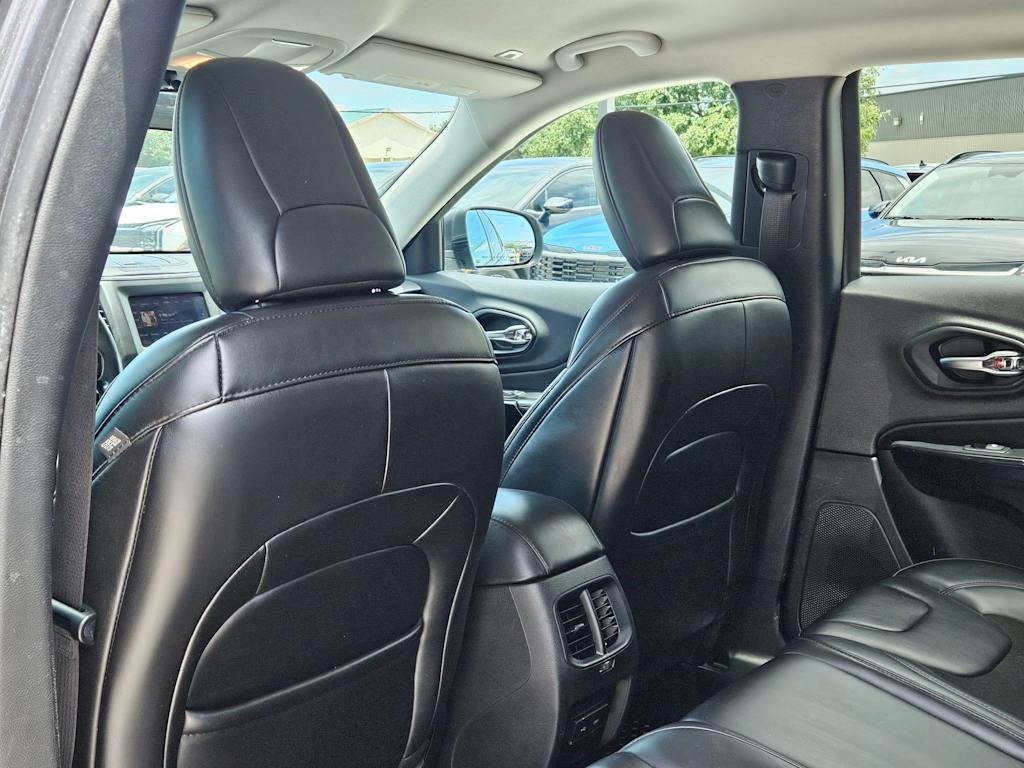 Thumbnail: 2019 Jeep Cherokee - 12