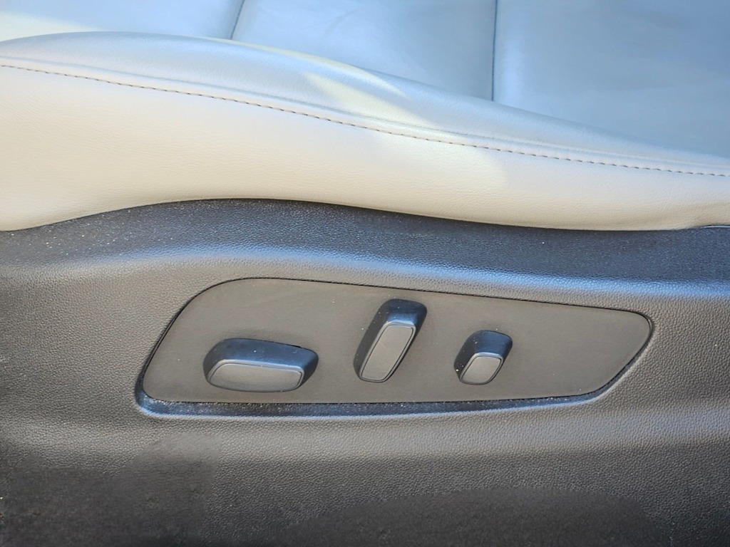 Thumbnail: 2023 Cadillac XT4 - 25