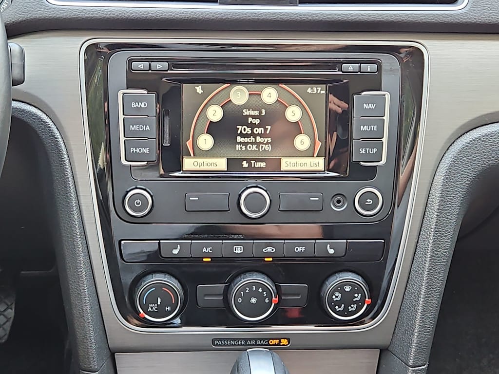 Thumbnail: 2015 Volkswagen Passat - 12