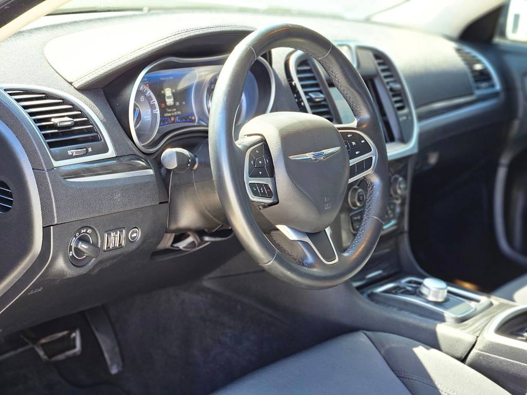 2022 Chrysler 300 Touring 2