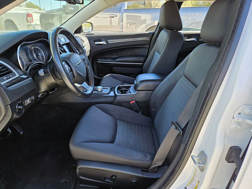 2022 Chrysler 300 Touring 10