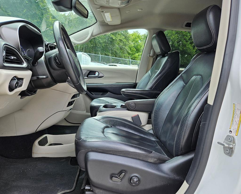 Thumbnail: 2022 Chrysler Pacifica - 9