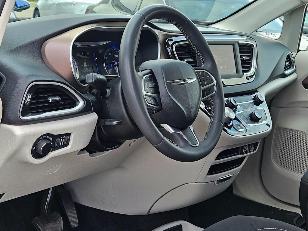 Thumbnail: 2022 Chrysler Voyager - 18