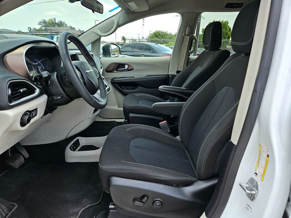 Thumbnail: 2022 Chrysler Voyager - 10