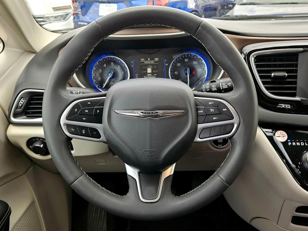 Thumbnail: 2022 Chrysler Voyager - 9