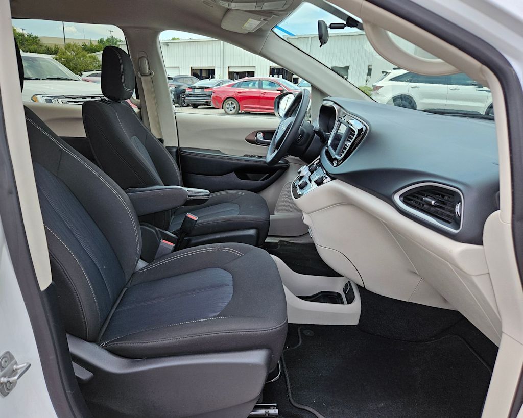 Thumbnail: 2022 Chrysler Voyager - 11