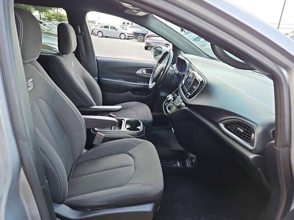 Thumbnail: 2018 Chrysler Pacifica - 11