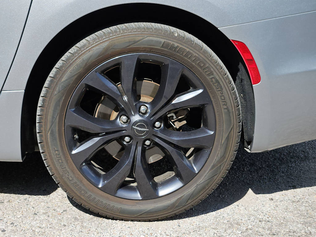 Thumbnail: 2018 Chrysler Pacifica - 8