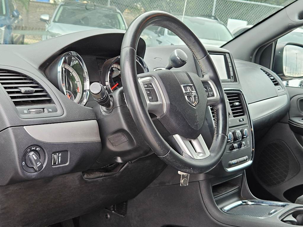 Thumbnail: 2016 Dodge Grand Caravan - 2
