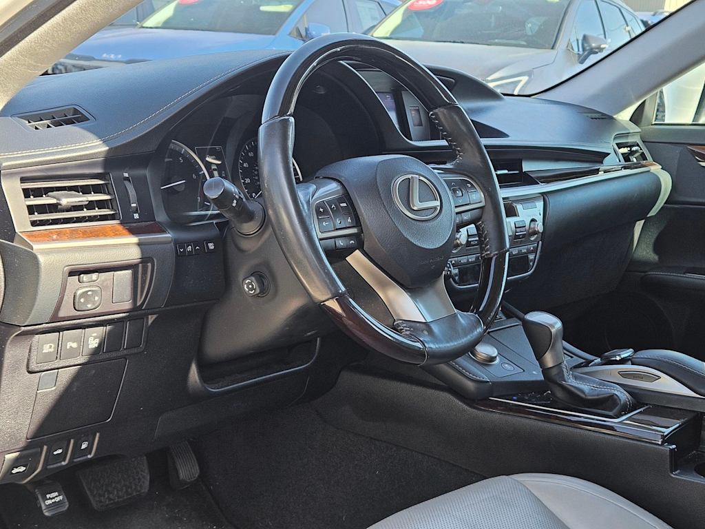 Thumbnail: 2018 Lexus ES - 2