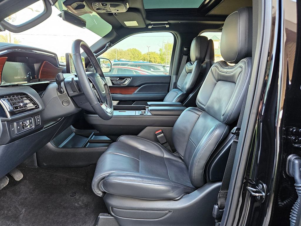 Thumbnail: 2023 Lincoln Navigator - 8