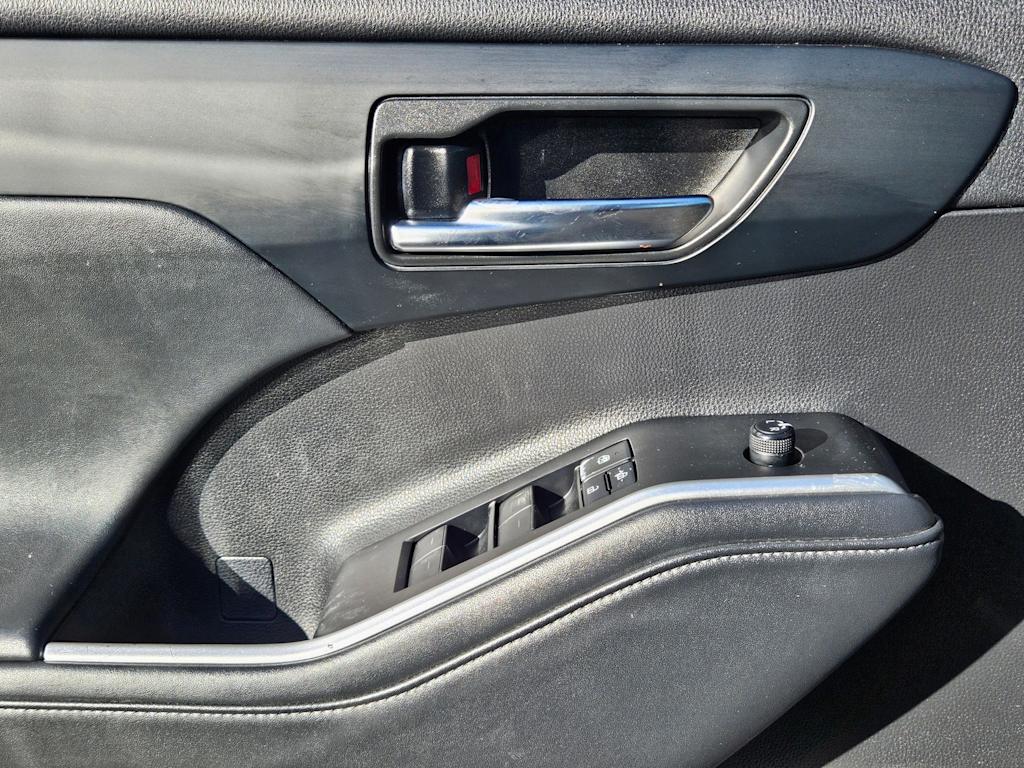 Thumbnail: 2021 Toyota Highlander - 36