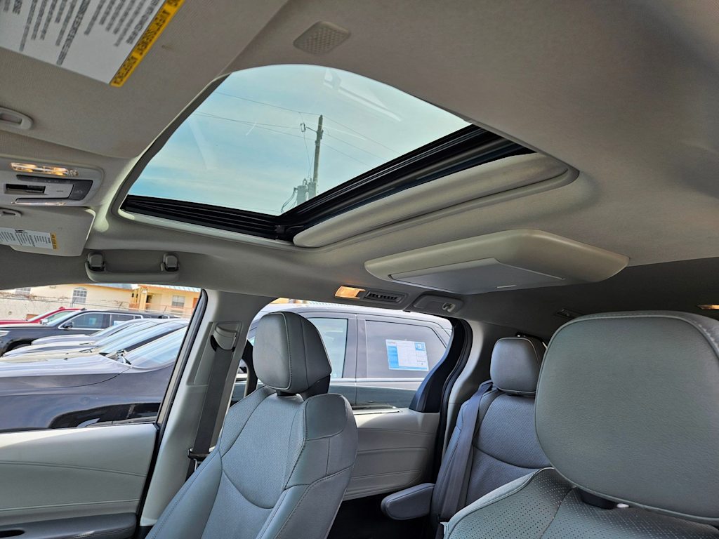 Thumbnail: 2021 Toyota Sienna - 26