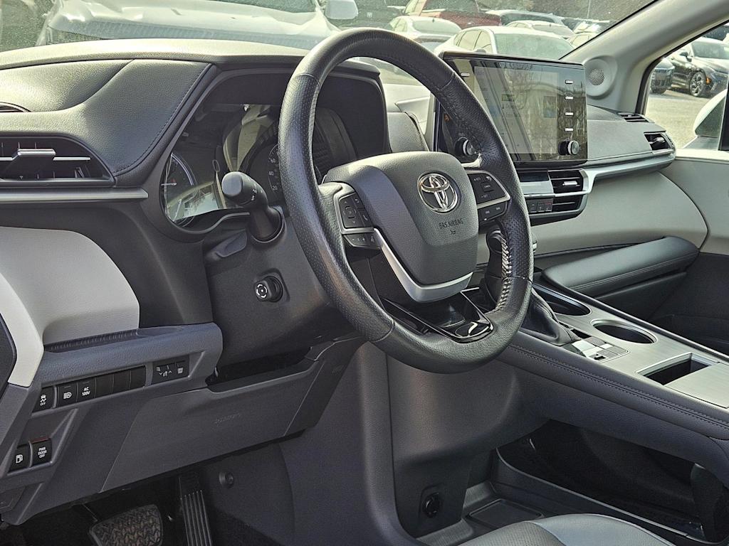 Thumbnail: 2021 Toyota Sienna - 2