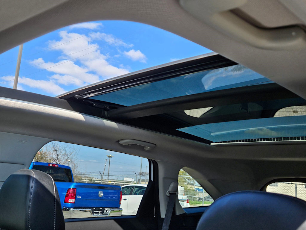 Thumbnail: 2023 Kia Sorento - 18